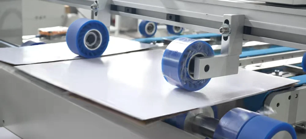 folder gluer feeder section with suction feed mechanism